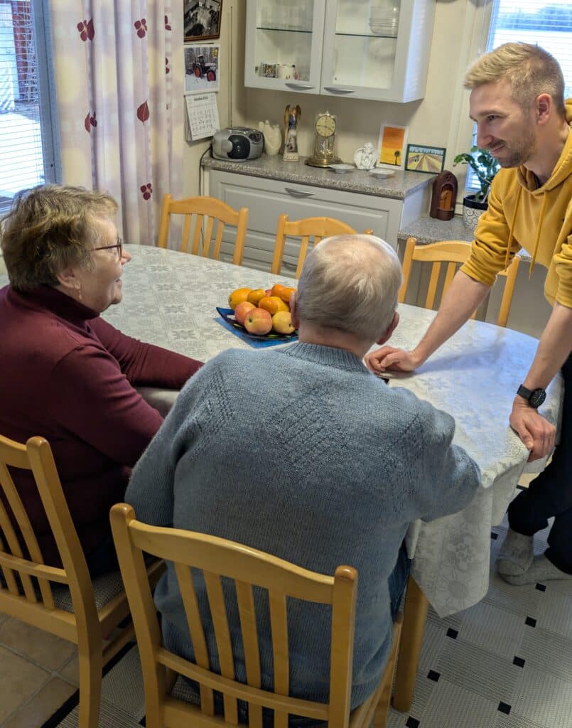 Digiturvaopastus ikäihmisille Ilmajoella – tabletin käyttö opastustilanteessa